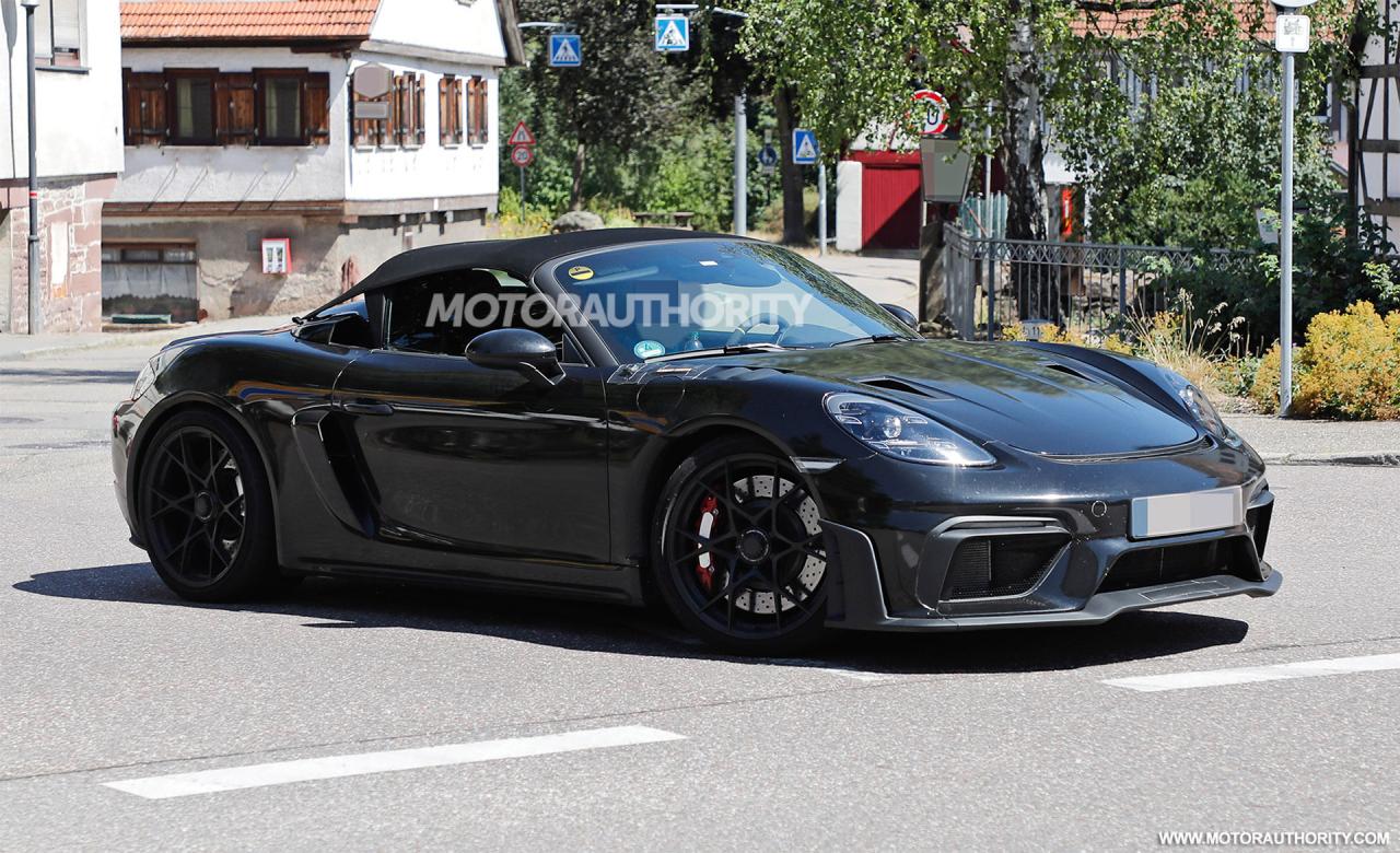 2023-porsche-718-boxster-spyder-rs-spy-shots--photo-credits-baldauf-sb-medien_100850337_h.jpg