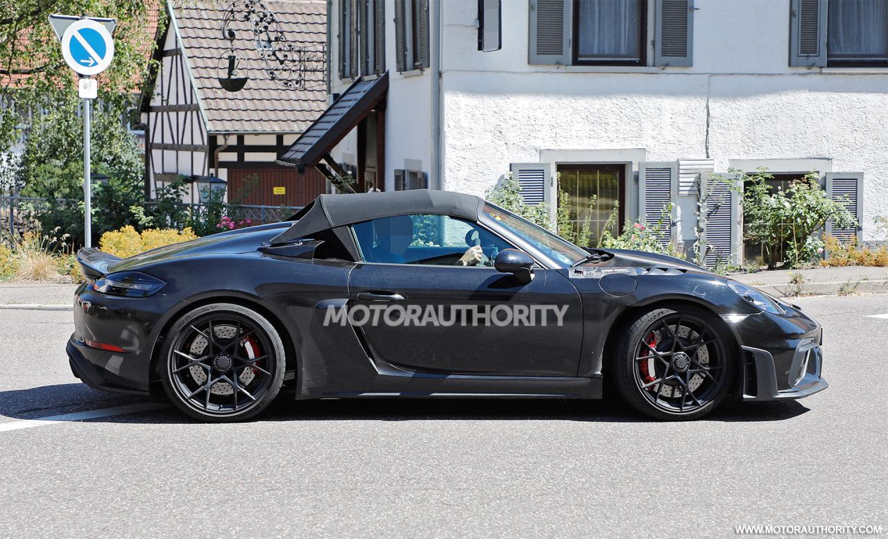 2023-porsche-718-boxster-spyder-rs-spy-shots--photo-credits-baldauf-sb-medien_100850339_h.jpg