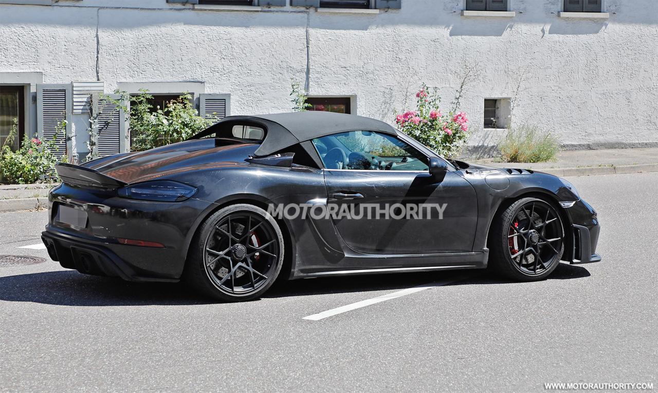 2023-porsche-718-boxster-spyder-rs-spy-shots--photo-credits-baldauf-sb-medien_100850340_h.jpg