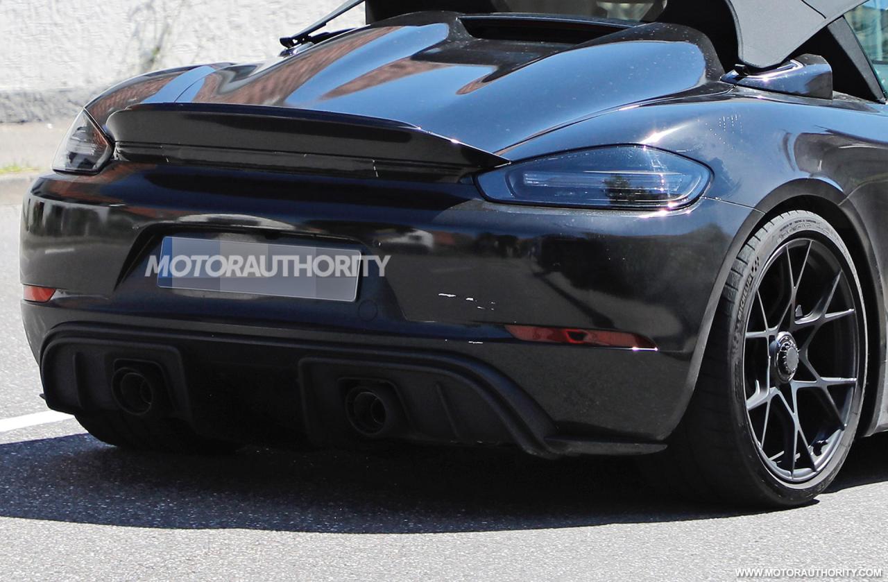 2023-porsche-718-boxster-spyder-rs-spy-shots--photo-credits-baldauf-sb-medien_100850343_h.jpg