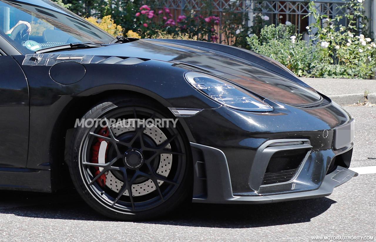 2023-porsche-718-boxster-spyder-rs-spy-shots--photo-credits-baldauf-sb-medien_100850344_h.jpg