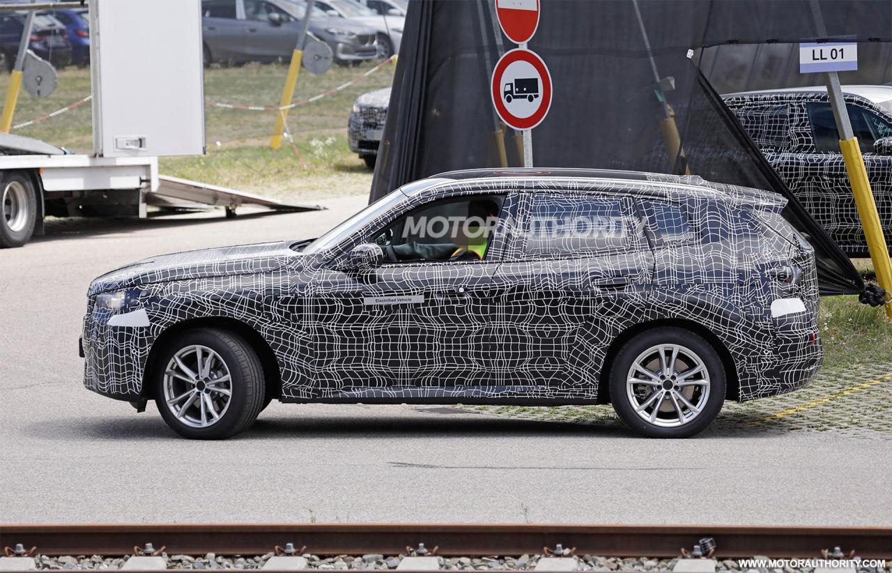 2025-bmw-x3-plug-in-hybrid-spy-shots--photo-credits-baldauf-sb-medien_100850206_h.jpg