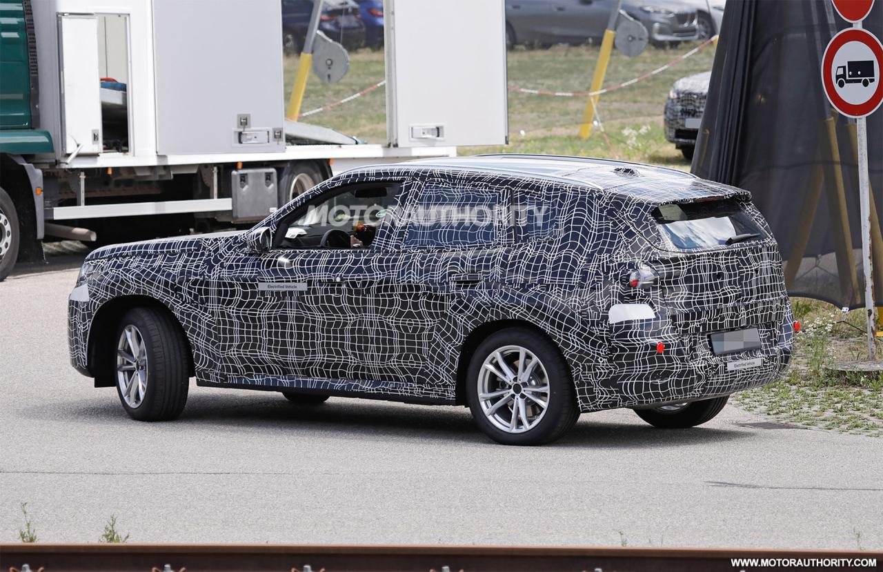 2025-bmw-x3-plug-in-hybrid-spy-shots--photo-credits-baldauf-sb-medien_100850207_h.jpg