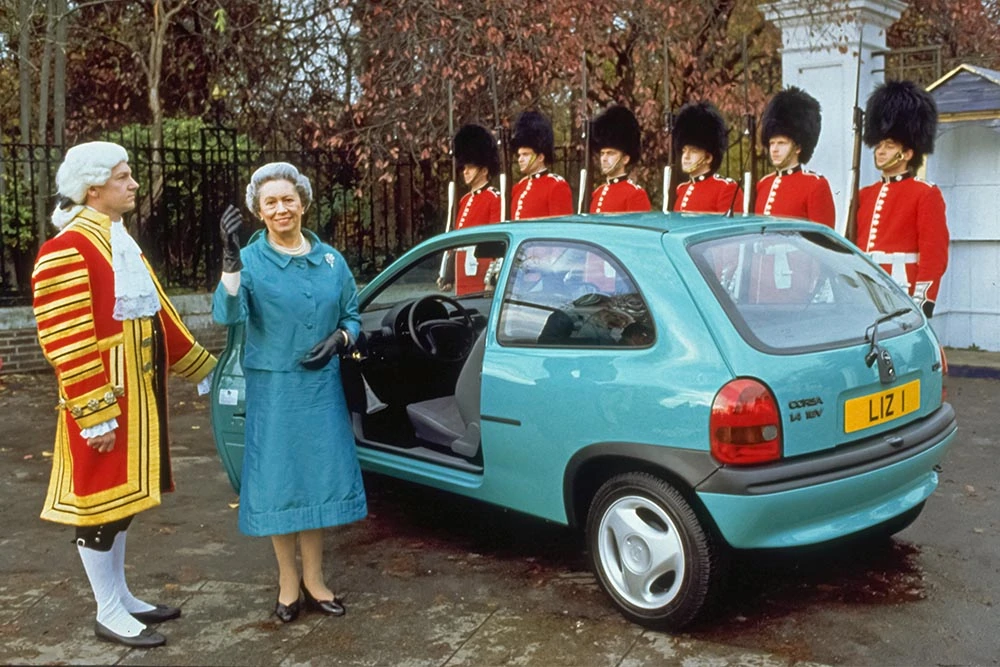 06_Opel_Corsa_B_mit_Queen_Elizabeth_II_Double_Quelle_Opel_Stellantis_1000.webp.f3a14fdf23ec48d7cbfc04507b0223ec.webp