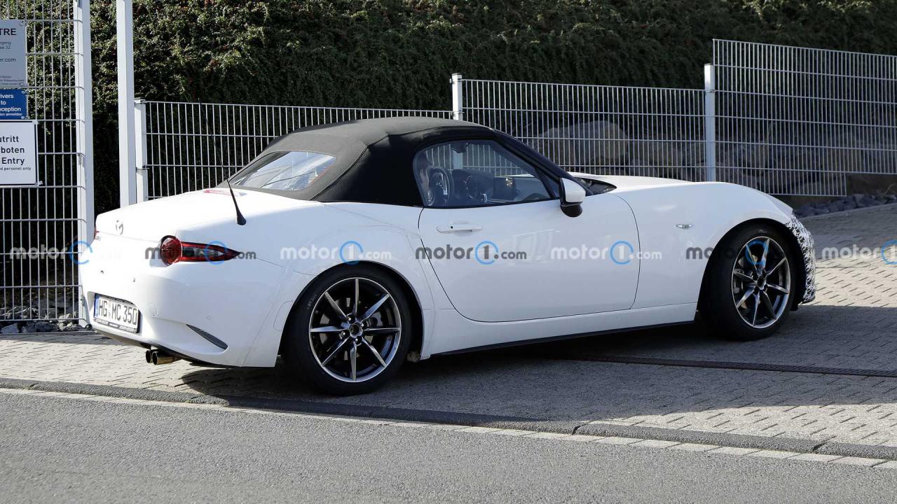 1648460569_2024-mazda-mx-5-miata-side-view-spy-photo(2).thumb.jpg.7307db2ff770a6e3ccb5170d13d0e112.jpg