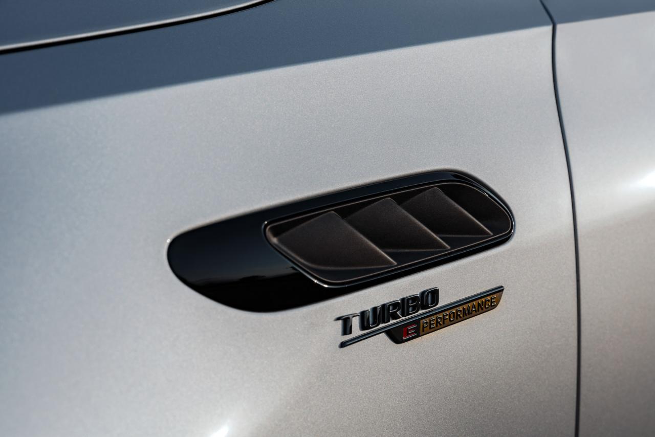 2023-Mercedes-AMG-C-63-S-E-PERFORMANCE-00020.jpg