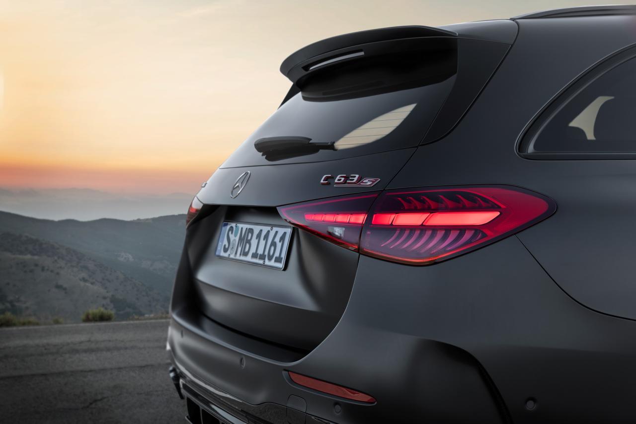 2023-Mercedes-AMG-C-63-S-E-PERFORMANCE-00035.jpg