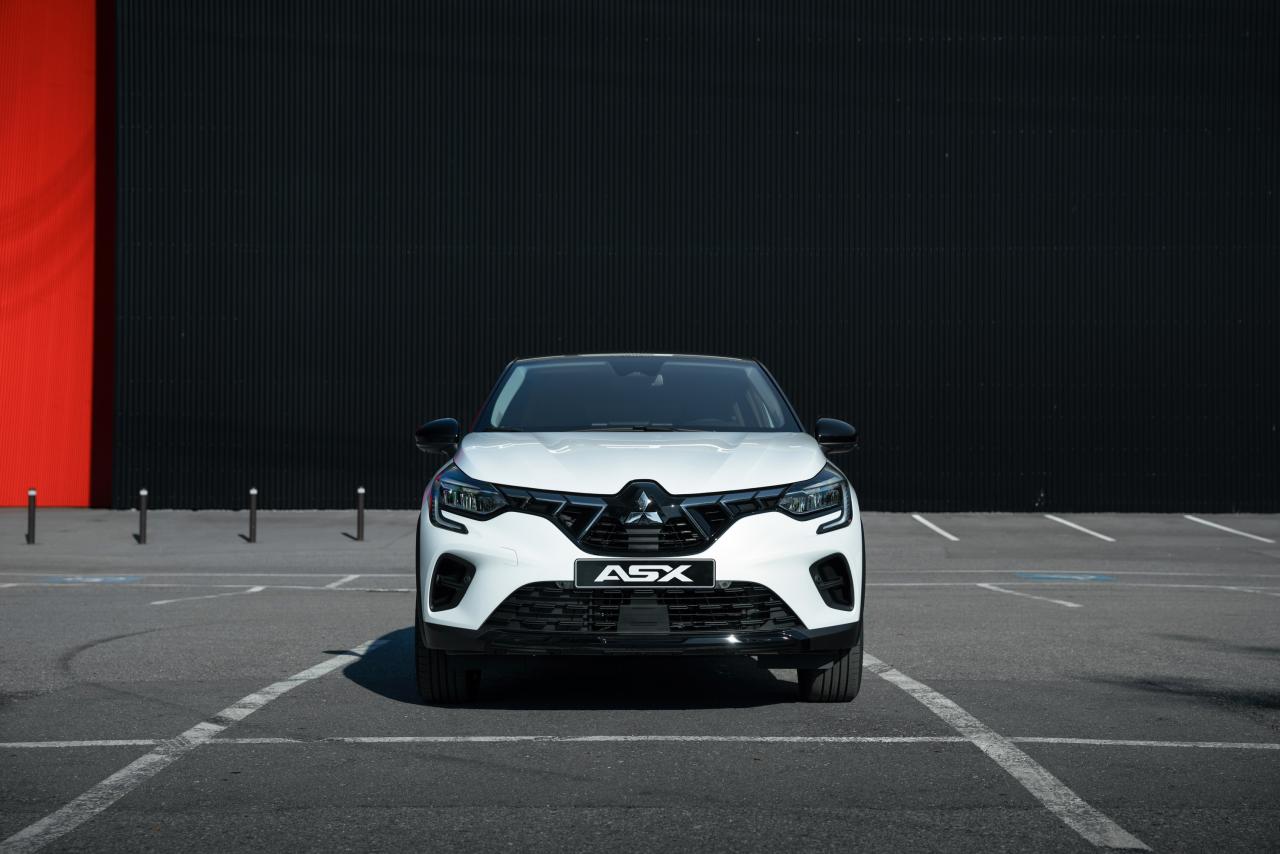 23my_asx_phev_instyle_pr_image_front_lr.jpg