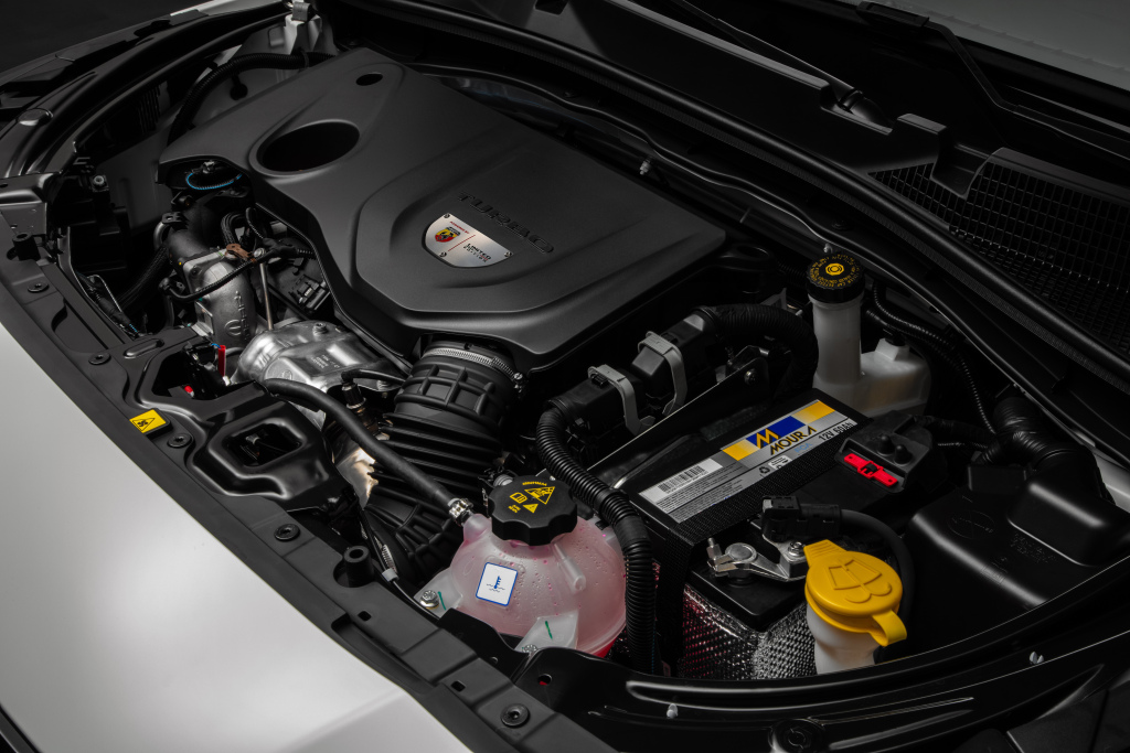 fiat_fastback_limited_edition_turbo_270_powered_by_abarth_54.jpg.1a2519c54dd8859419682c2da2bed37d.jpg
