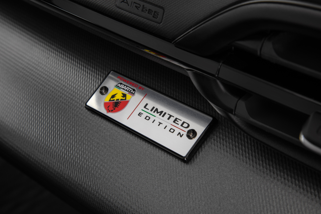 fiat_fastback_limited_edition_turbo_270_powered_by_abarth_79.jpg.f177f4b91fa4b718aa45b078d78afc18.jpg