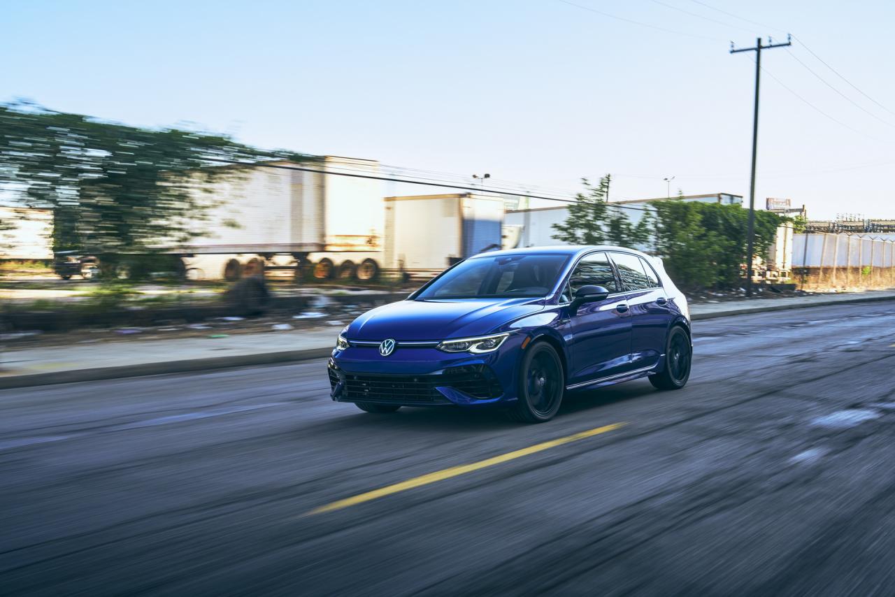 1536860599_2023-VW-Golf-R-20th-Anniversary-Edition-US-7(1).thumb.jpg.aa8fe399a7e7eb2b6b14d9095299a800.jpg