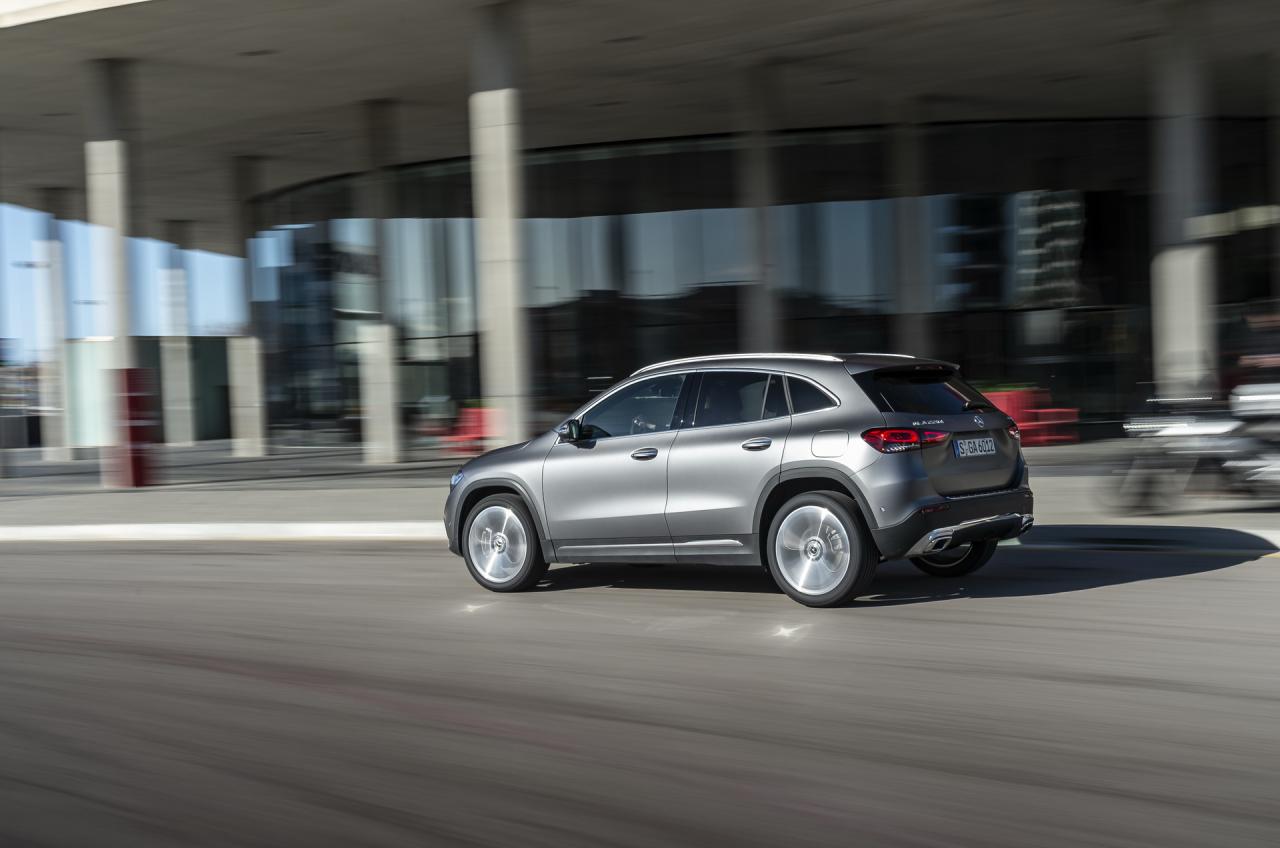 2020-Mercedes-GLA-Gallery-30.thumb.jpg.effda9befb73293445056f3dc7dc5f41.jpg