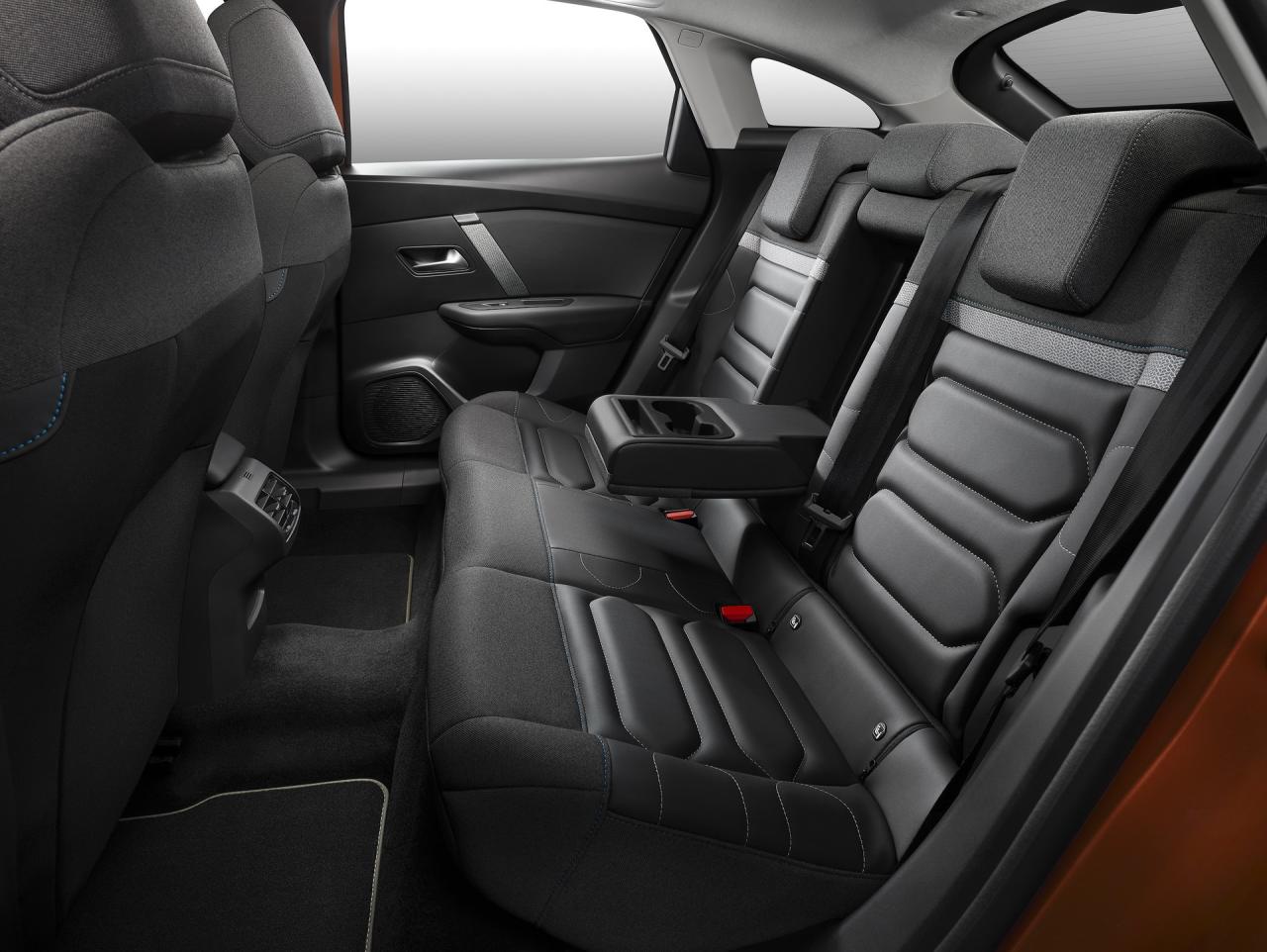 2020-citroen-c4-unveiled-officially-21.thumb.jpg.1034f53040bd744d3ab7731429f768c7.jpg