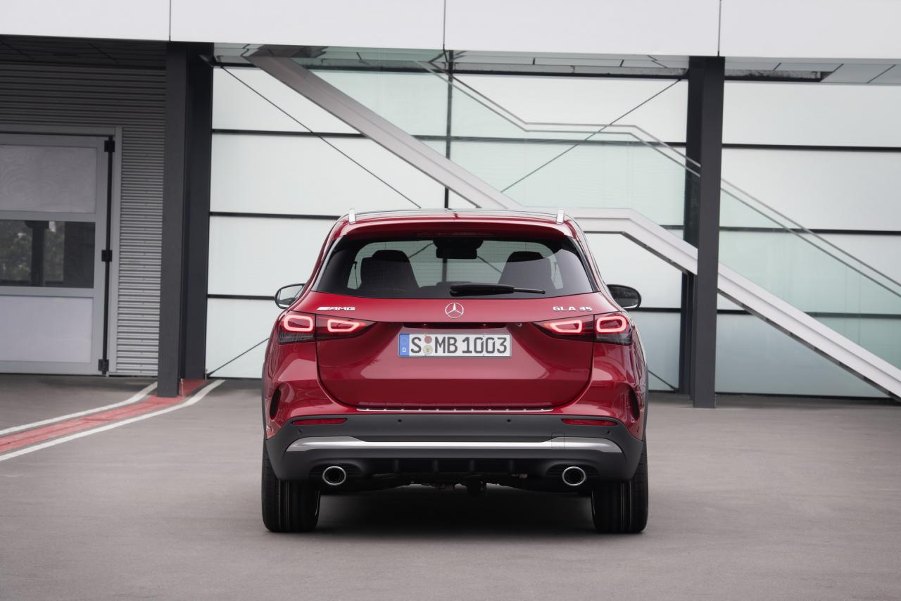 2021-Mercedes-AMG-GLA-35-11.thumb.jpg.88041b5411733447ee330f75b9a373c8.jpg