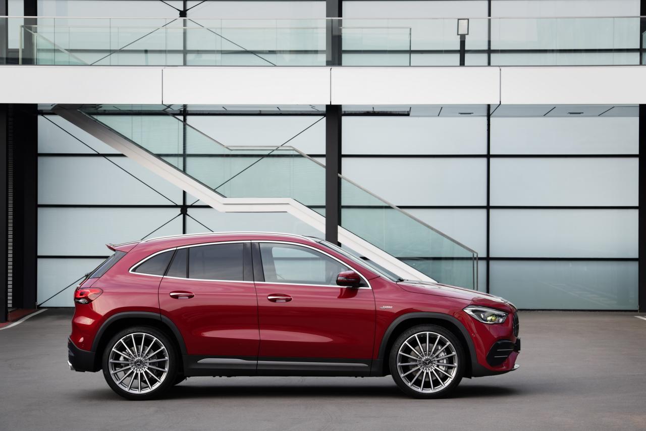 2021-Mercedes-AMG-GLA-35-12.thumb.jpg.1164f00f3715f5ab6aa918cc36747f43.jpg