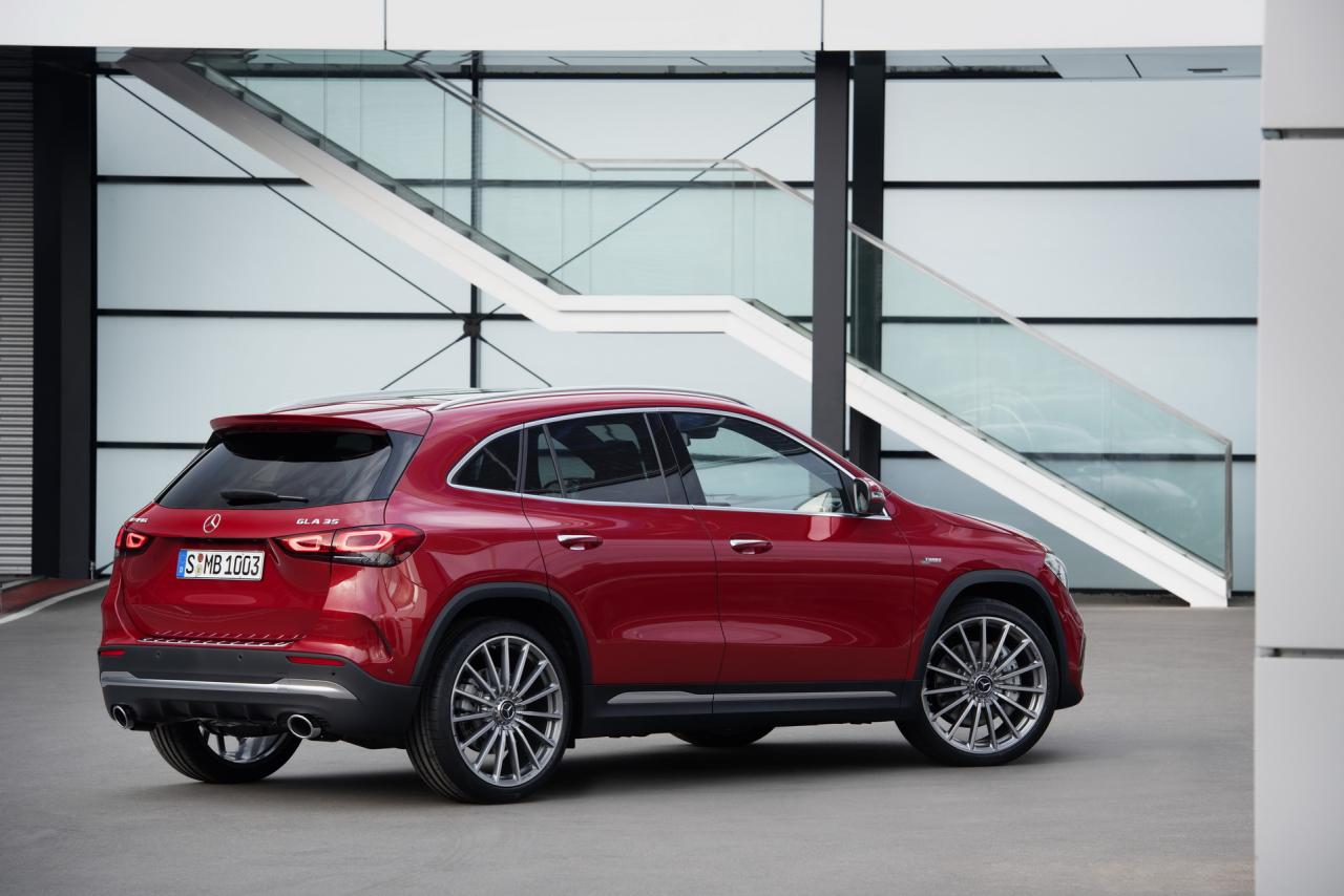 2021-Mercedes-AMG-GLA-35-9.thumb.jpg.7fe23c44dd04c253993761d60700170f.jpg