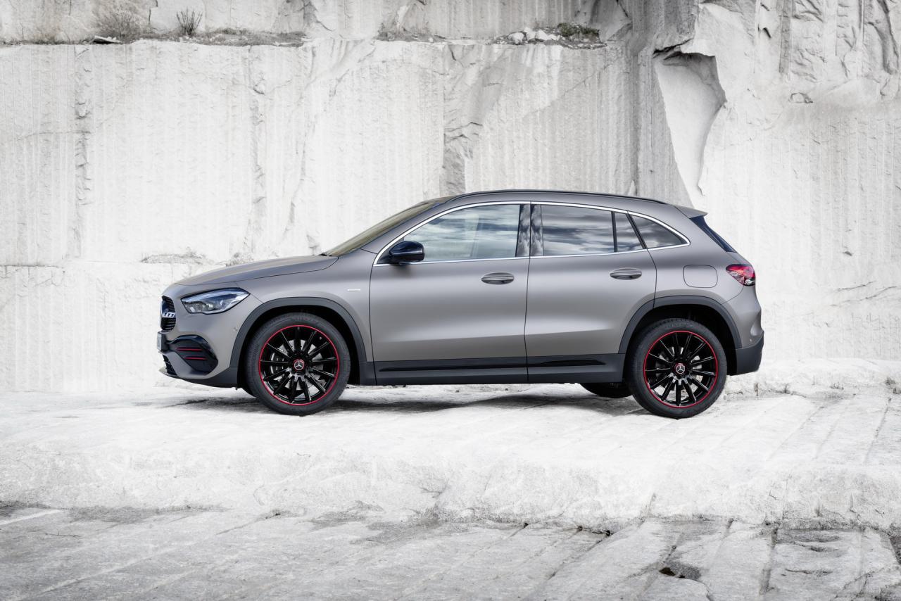 2021-Mercedes-Benz-GLA-17_1.thumb.jpg.915eaa3efa77948c92ec118f69c409c3.jpg