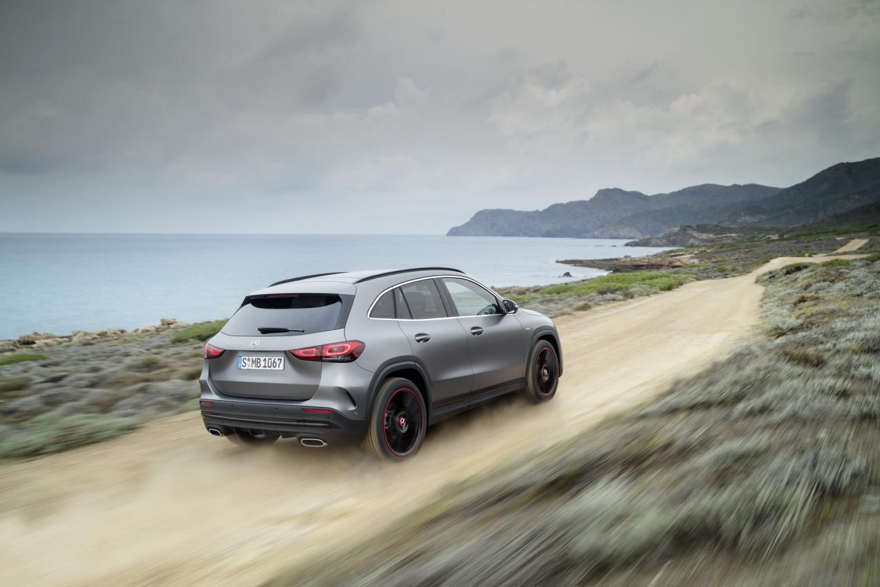 2021-Mercedes-Benz-GLA-9_1.thumb.jpg.0d1c3eafc544770280fd682310517754.jpg