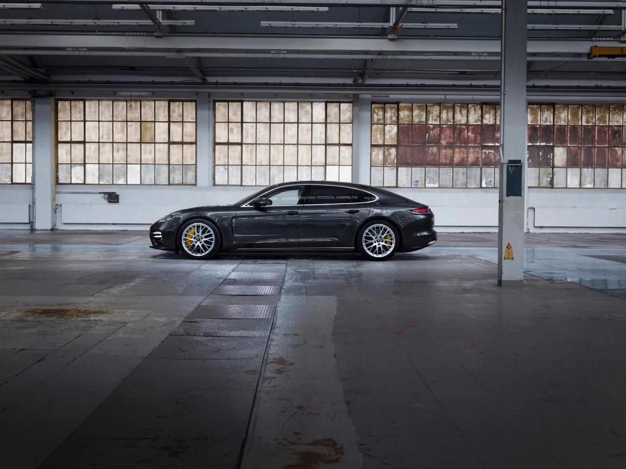 2021-Porsche-Panamera-15.thumb.jpg.fdc21cc481d07a04c2d551285f7044e6.jpg
