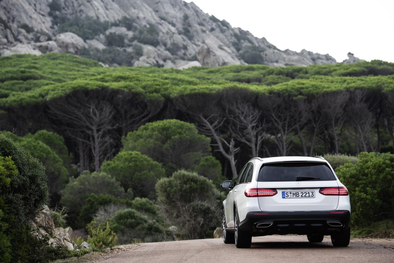 2021-mercedes-benz-e-class-all-terrain-13.thumb.jpg.c77035ab34924cdf4d83e246f8ab87ad.jpg