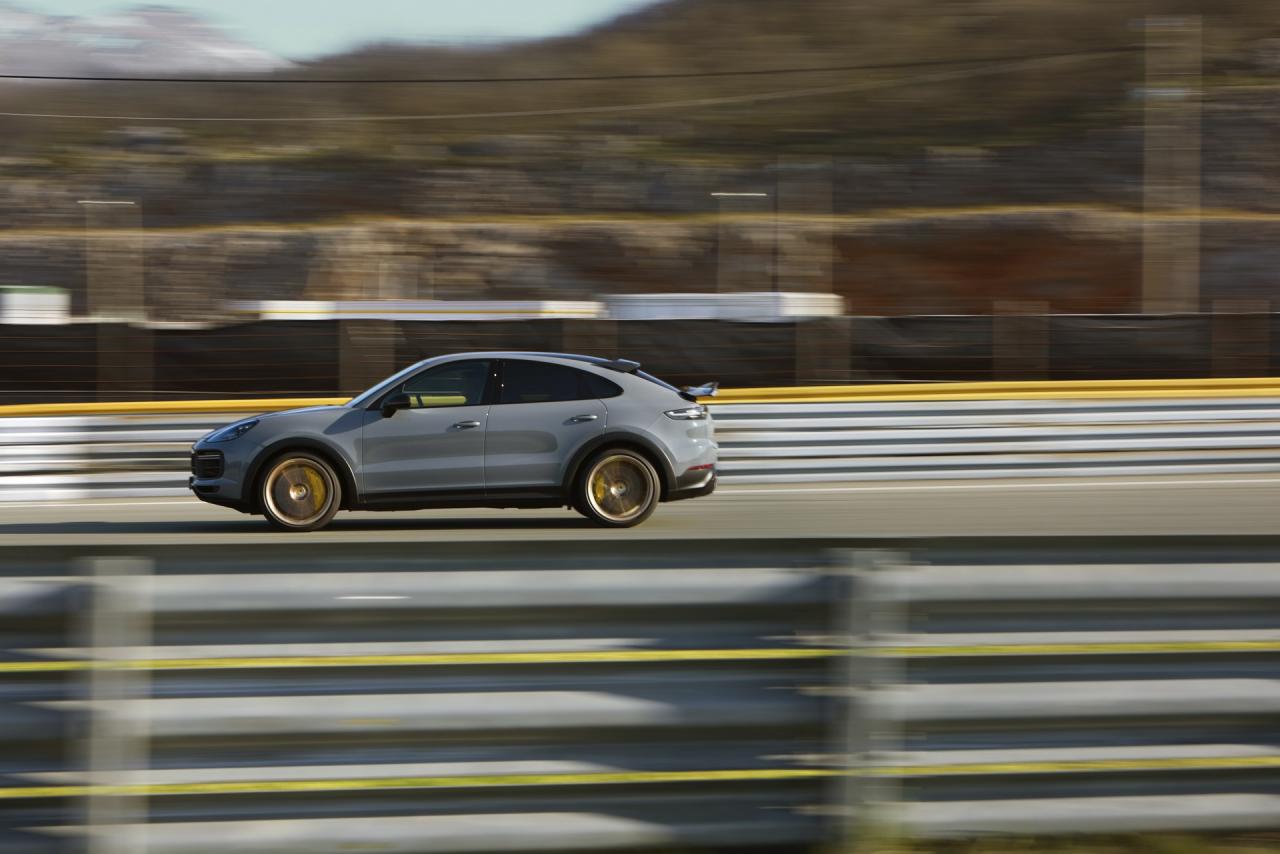 2022-Porsche-Cayenne-Turbo-GT-18.thumb.jpg.8e8a521be0627a7d9e0850ce5d192078.jpg