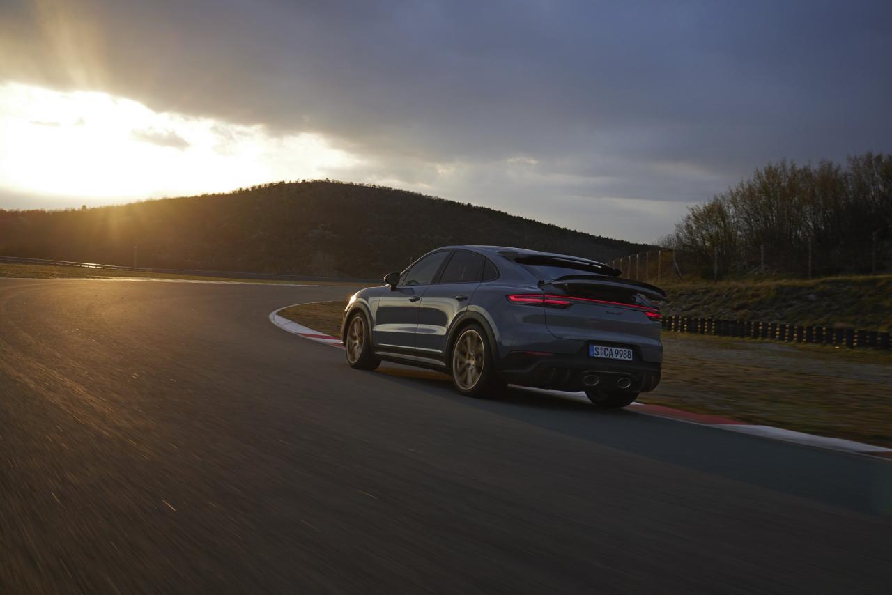 2022-Porsche-Cayenne-Turbo-GT-23.thumb.jpg.9979cfa955ae66ab287469e2d9053996.jpg