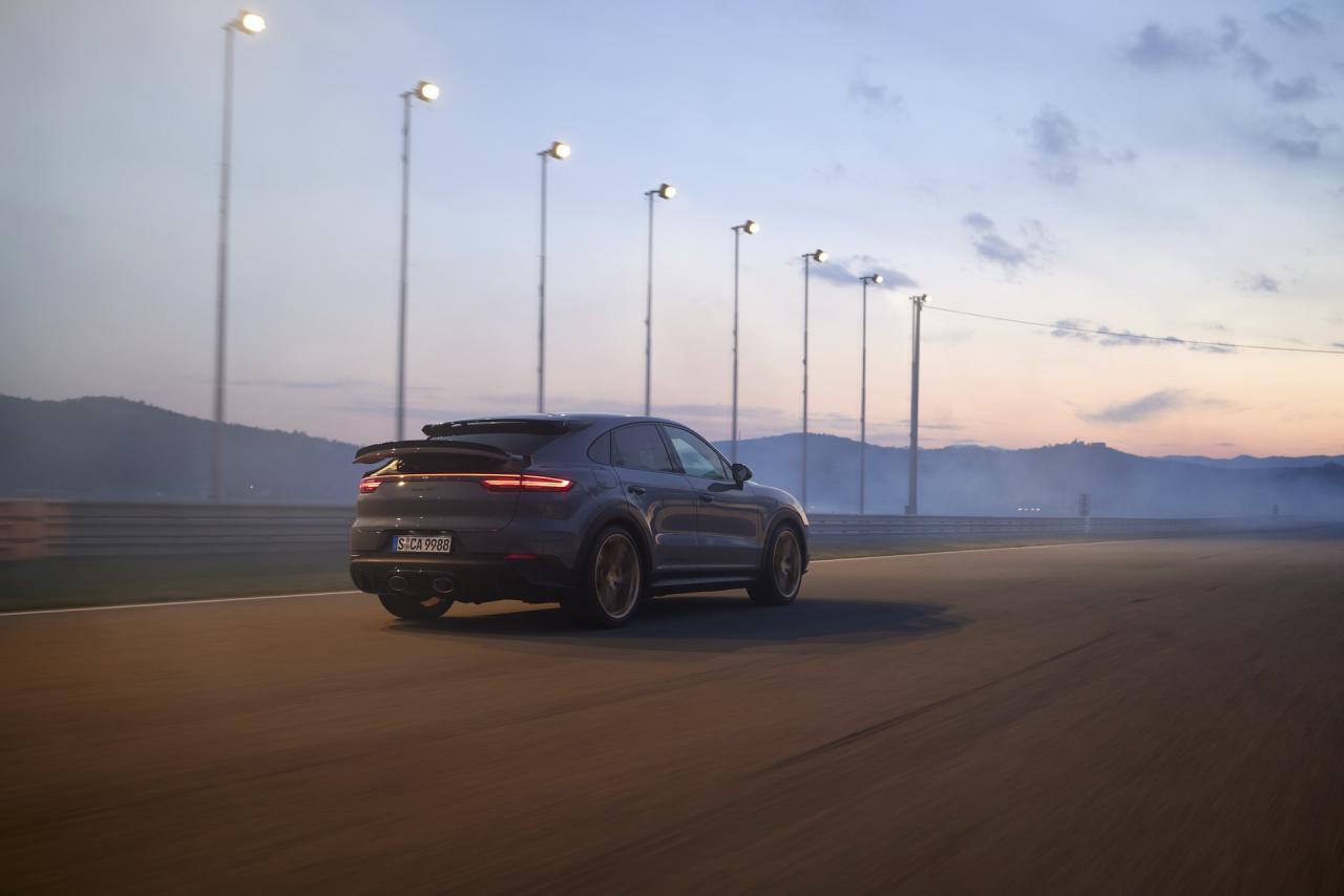 2022-Porsche-Cayenne-Turbo-GT-25.thumb.jpg.c47289b484c6bafa19db8c24fa59fa6f.jpg