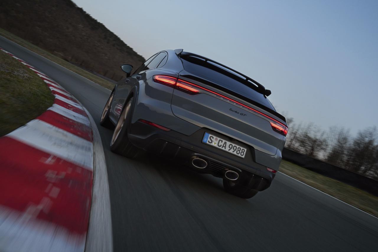 2022-Porsche-Cayenne-Turbo-GT-26.thumb.jpg.6b5d997faa131195b7f3e877da4bfaae.jpg
