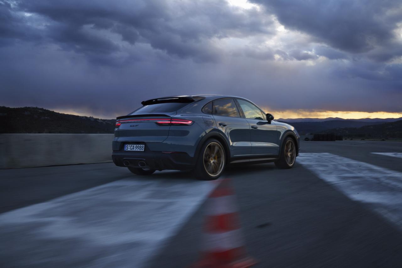 2022-Porsche-Cayenne-Turbo-GT-27.thumb.jpg.c8528691143082741d0faffe8c31bc08.jpg