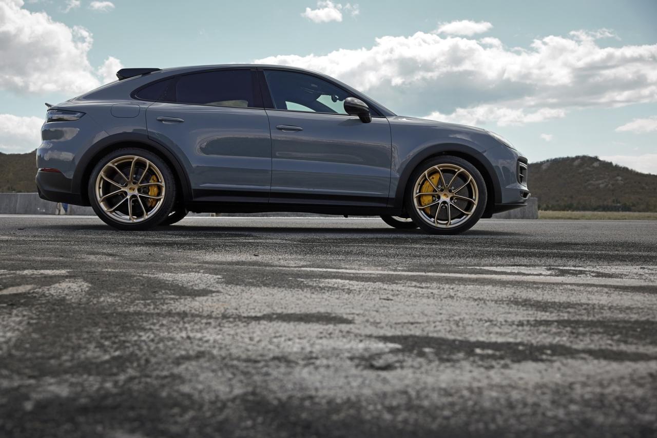 2022-Porsche-Cayenne-Turbo-GT-28.thumb.jpg.ca5a24bafc83c45be62a87a6eb1fd195.jpg