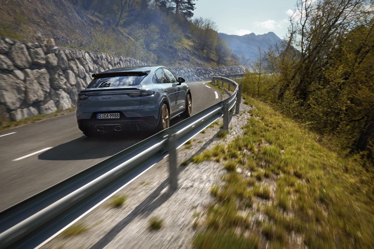 2022-Porsche-Cayenne-Turbo-GT-29.thumb.jpg.8f850ab39dec8018fa30b6cb468e319a.jpg