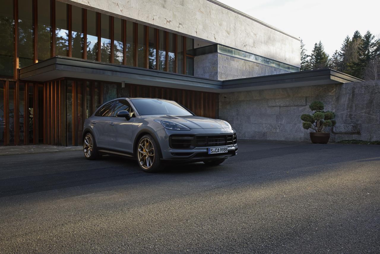 2022-Porsche-Cayenne-Turbo-GT-32.thumb.jpg.97cd8c06e69a9efa3e0507869f702c2b.jpg