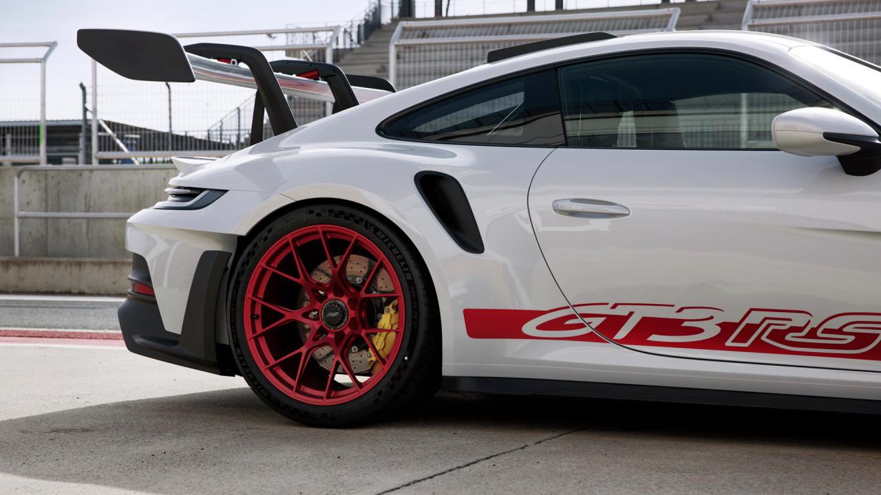 2023-Porsche-911-GT3-RS-00020.thumb.jpg.b4af26c3aa53ed033a04c1b0a0d01a0a.jpg