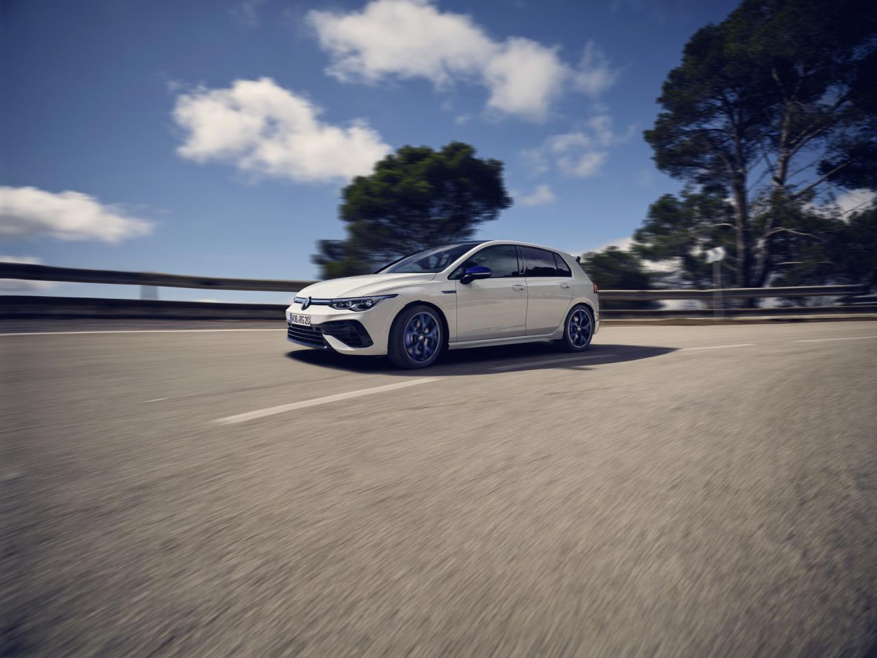 2023-VW-Golf-R-20-Years-1.thumb.jpg.1fc7e515758cf995d9d262088df037fc.jpg