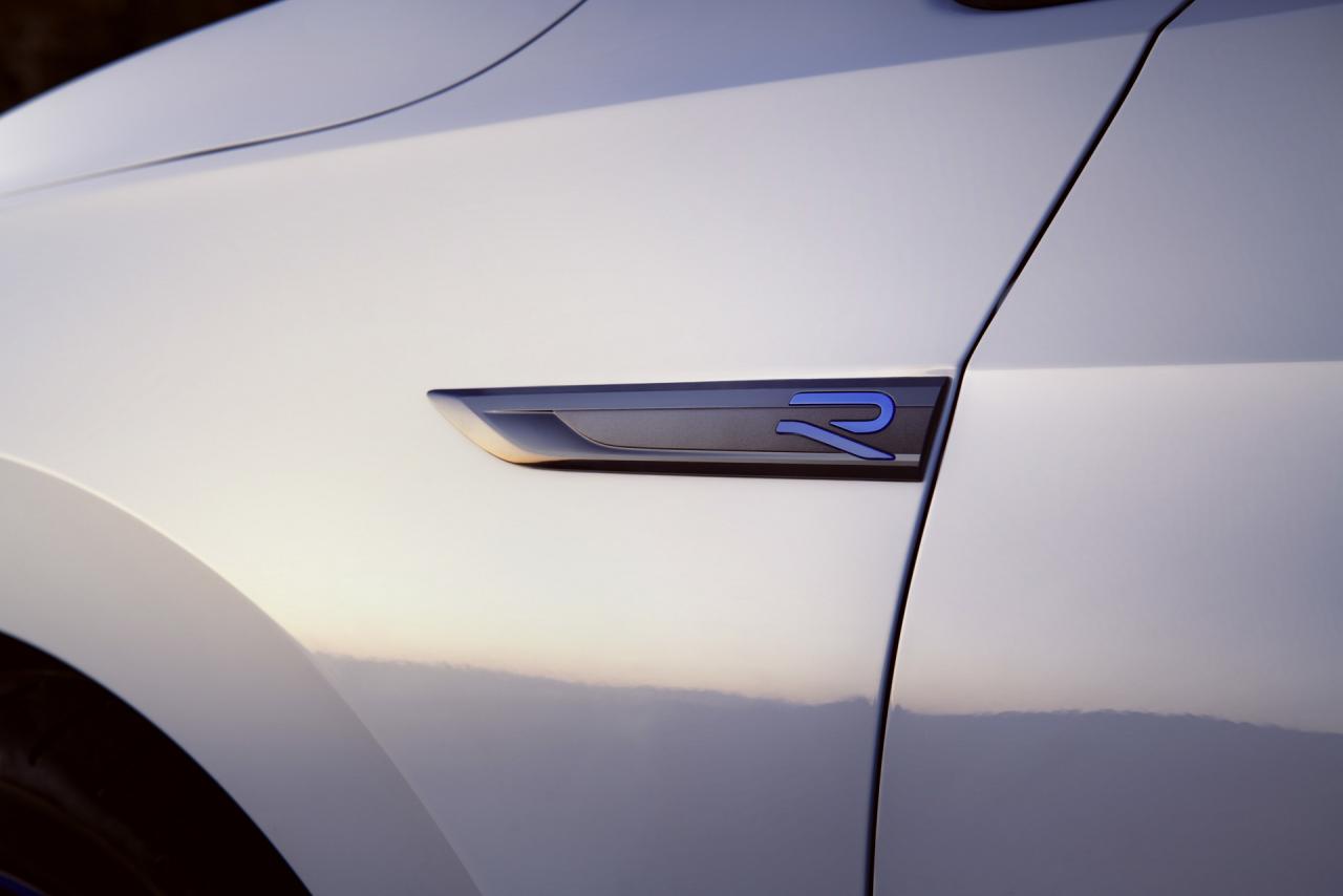 2023-VW-Golf-R-20-Years-6.thumb.jpg.32f81dc9ffb80bb0db45be104606f9f8.jpg