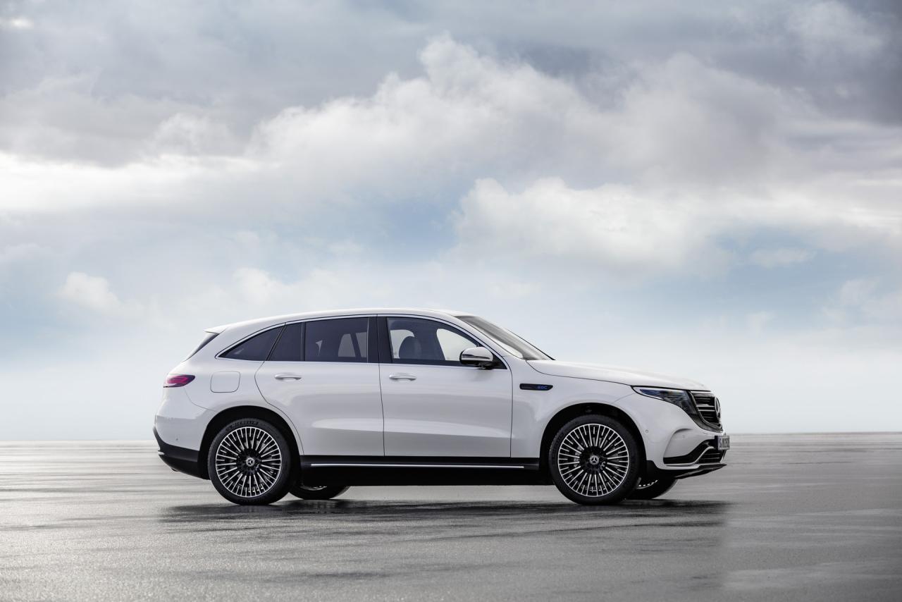 24e30a66-mercedes-eqc-59.thumb.jpg.1d06e092d5a350b7cff56aa589229ac3.jpg