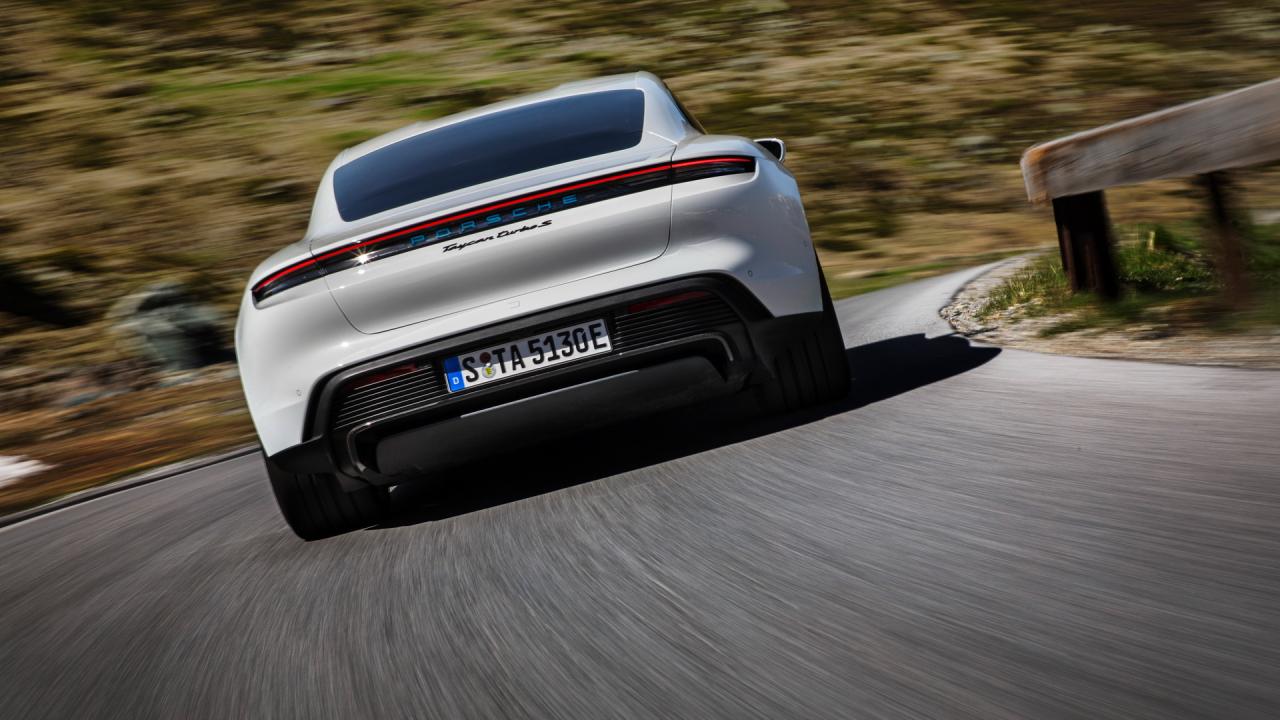 61387f60-2020-porsche-taycan-unveiled-30.thumb.jpg.de72baaafd112770b554bd3b13cdfc50.jpg