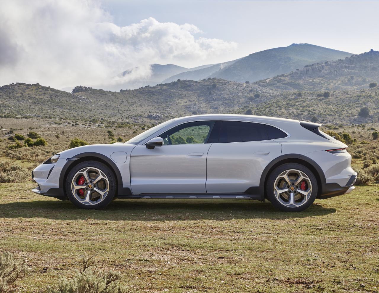 Porsche-Taycan-Cross-Turismo-16_a3_rgb-copy.jpg