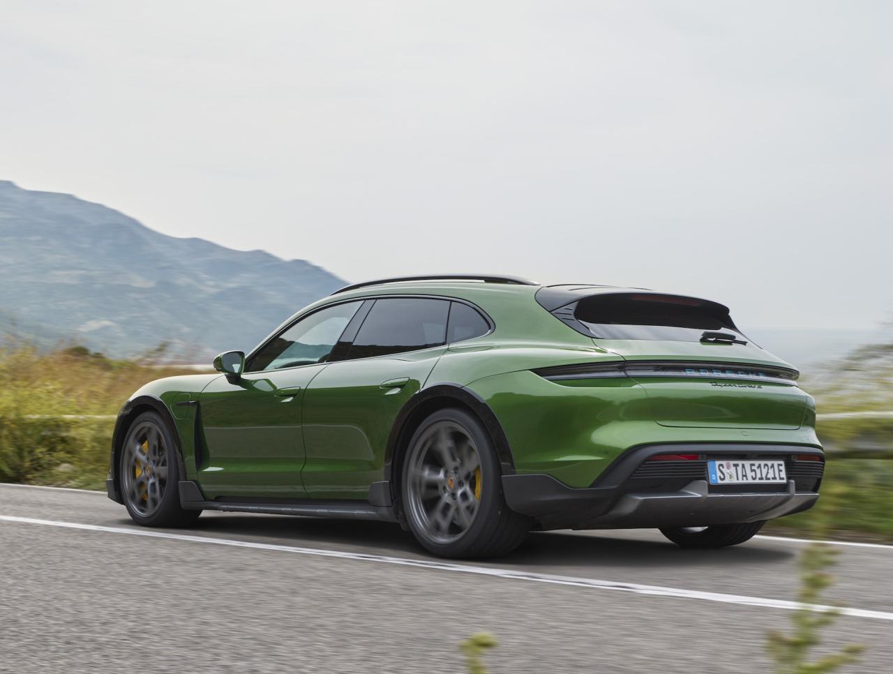 Porsche-Taycan-Cross-Turismo-18_a3_rgb.thumb.jpg.f20dec00c5cdfdc7e6045805907a14ff.jpg