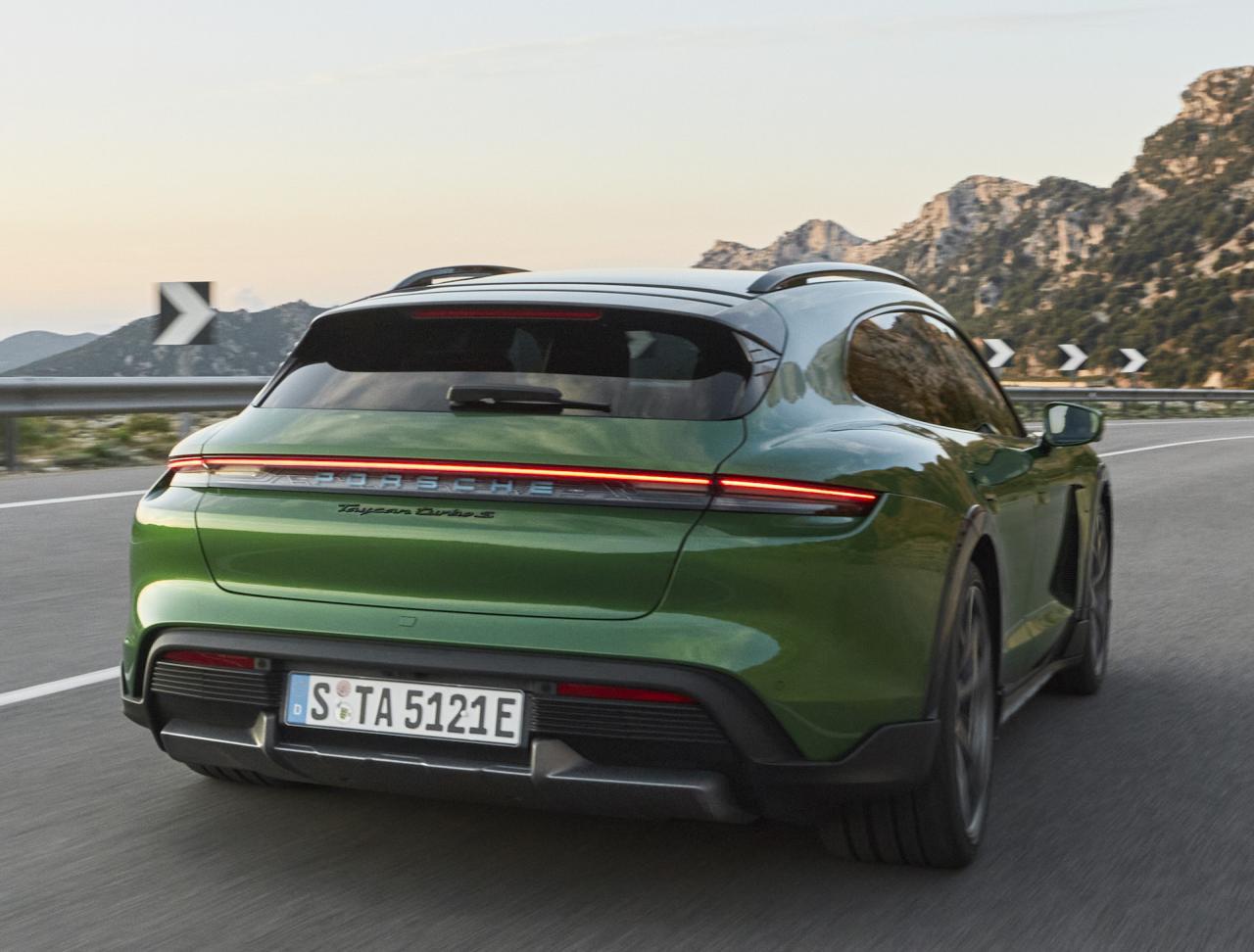 Porsche-Taycan-Cross-Turismo-23_a3_rgb.thumb.jpg.736cb451cc13f33b67ef82996dda6908.jpg