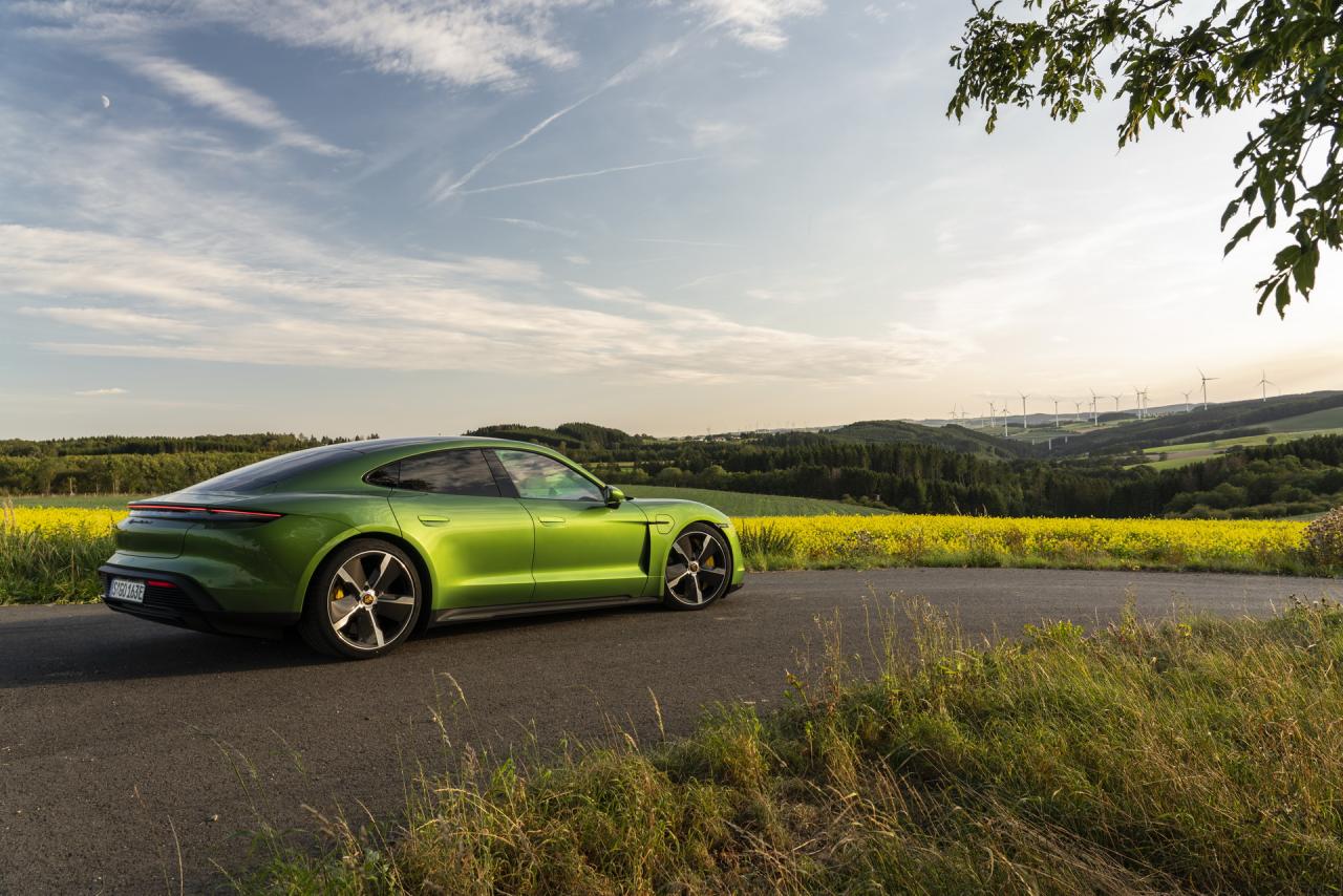 Porsche-Taycan-Turbo-S-02.thumb.jpg.7224297e132fc1ee6c6c62fd5d9a92fc.jpg