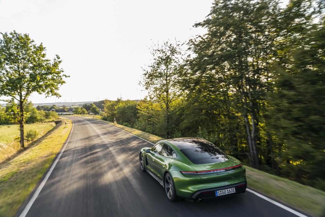 Porsche-Taycan-Turbo-S-05.thumb.jpg.2b3244a85a5e4846cbc9b309e14c0d08.jpg