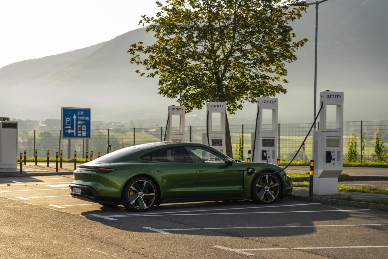 Porsche-Taycan-Turbo-S-07.thumb.jpg.7834da1d53b53658157efb0448f79acb.jpg