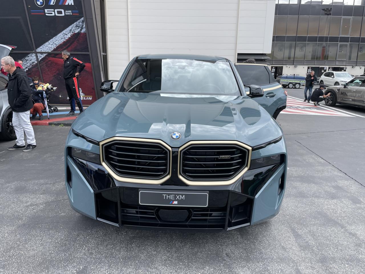 S0-a-bord-du-xm-le-suv-d-exception-de-bmw-729501.thumb.jpg.1963d5ff6b58fdae2c58d8988b9435c3.jpg