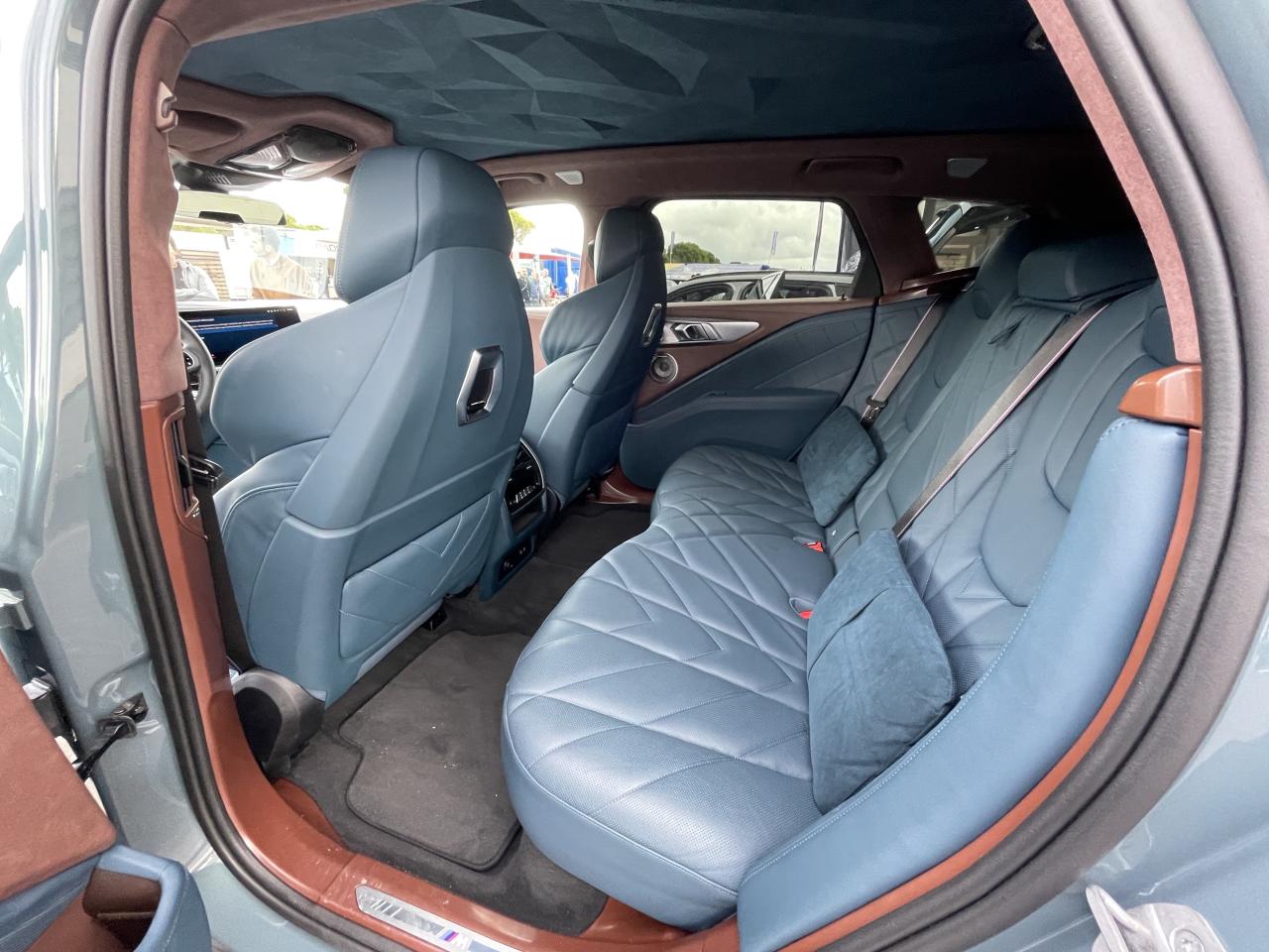 S0-a-bord-du-xm-le-suv-d-exception-de-bmw-729566.thumb.jpg.6d8a98e8bc83bfe5699869615f1a7c0c.jpg