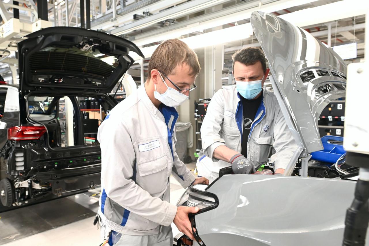 VW-ID.3-production-resumes-in-Zwickau-7.thumb.jpg.30ebf1049512fb0ba205c906697abefe.jpg