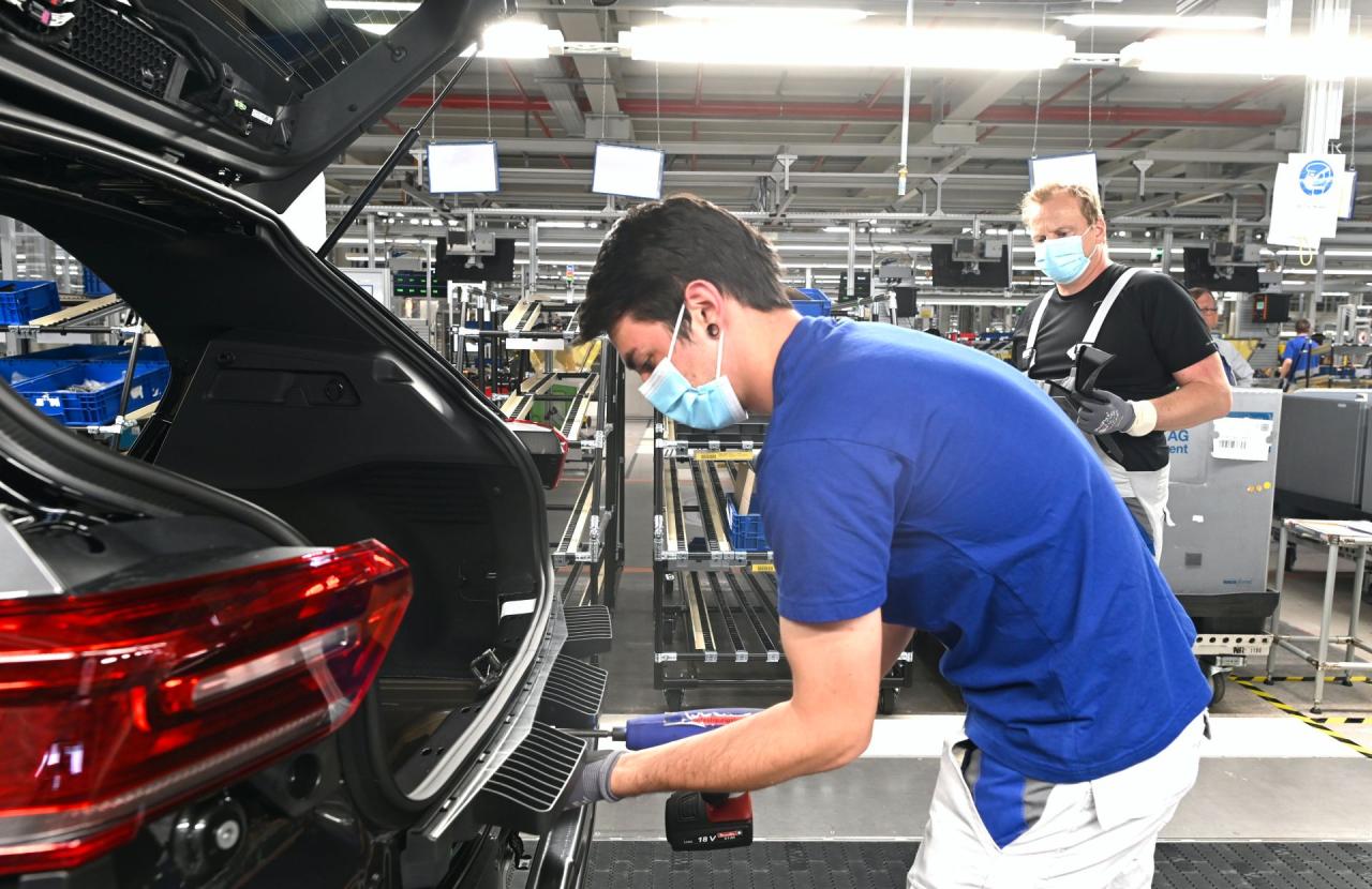 VW-ID.3-production-resumes-in-Zwickau-8.thumb.jpg.29aa123100d39f4b821535494723da7a.jpg