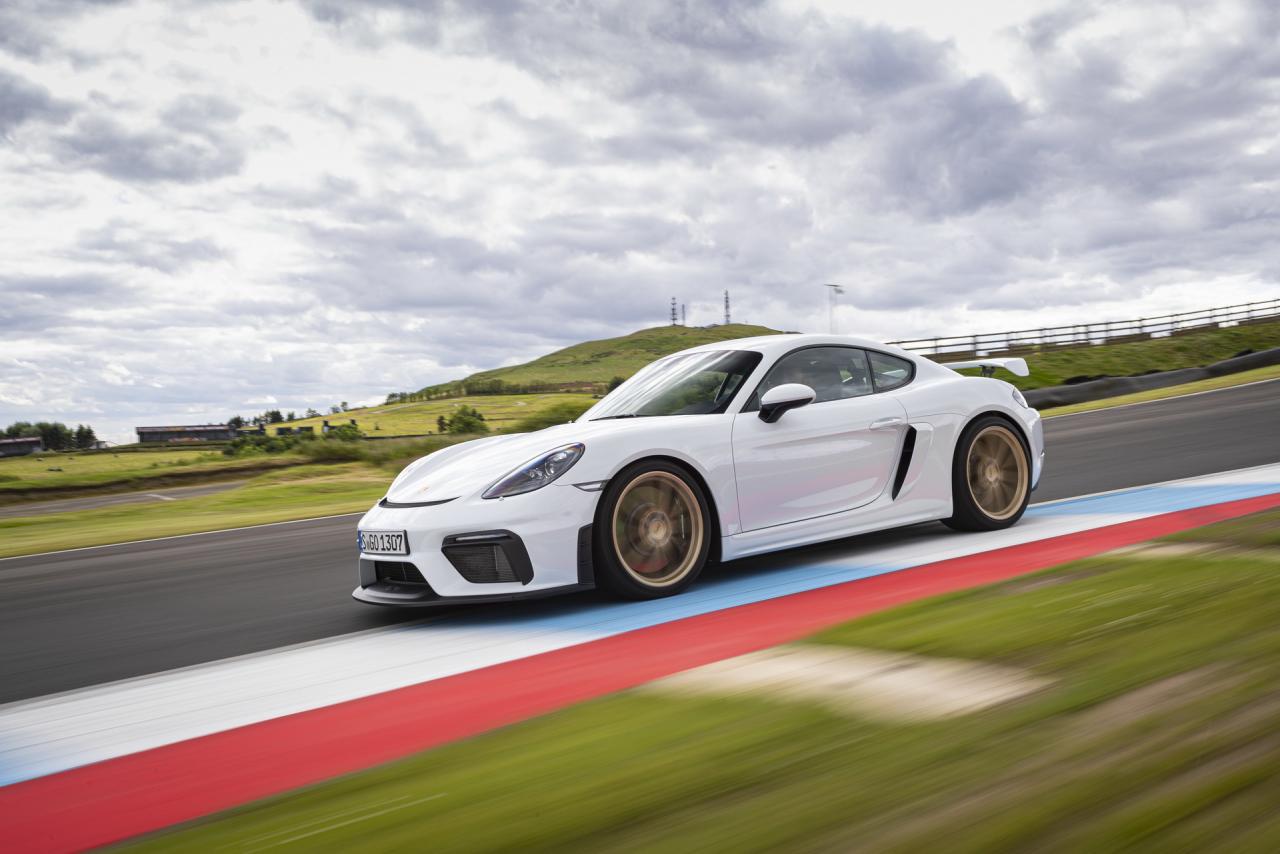afef145d-porsche-718-cayman-gt4-73.thumb.jpg.6655883426723e7f0eca39f6ed0b1170.jpg