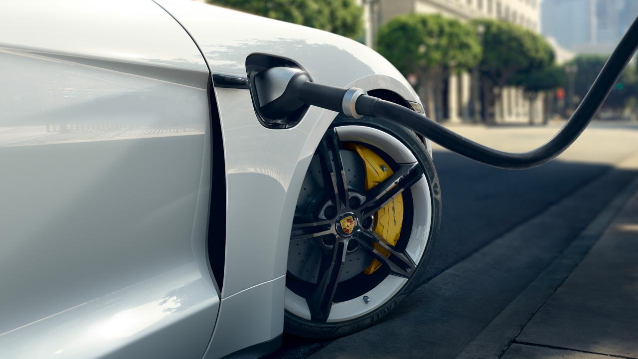f416f6f8-2020-porsche-taycan-unveiled-9.thumb.jpg.0c8f607a08c1005b9b14cc2b738ec5a3.jpg