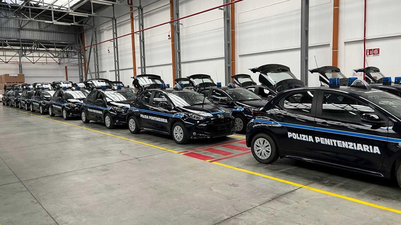 1319611805_toyota-yaris-polizia(1).thumb.jpg.93dcaa32e752d01aa694bbdb08d743b1.jpg
